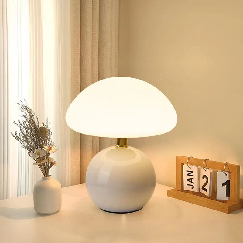 Französische Creme-Pilz-Lampe